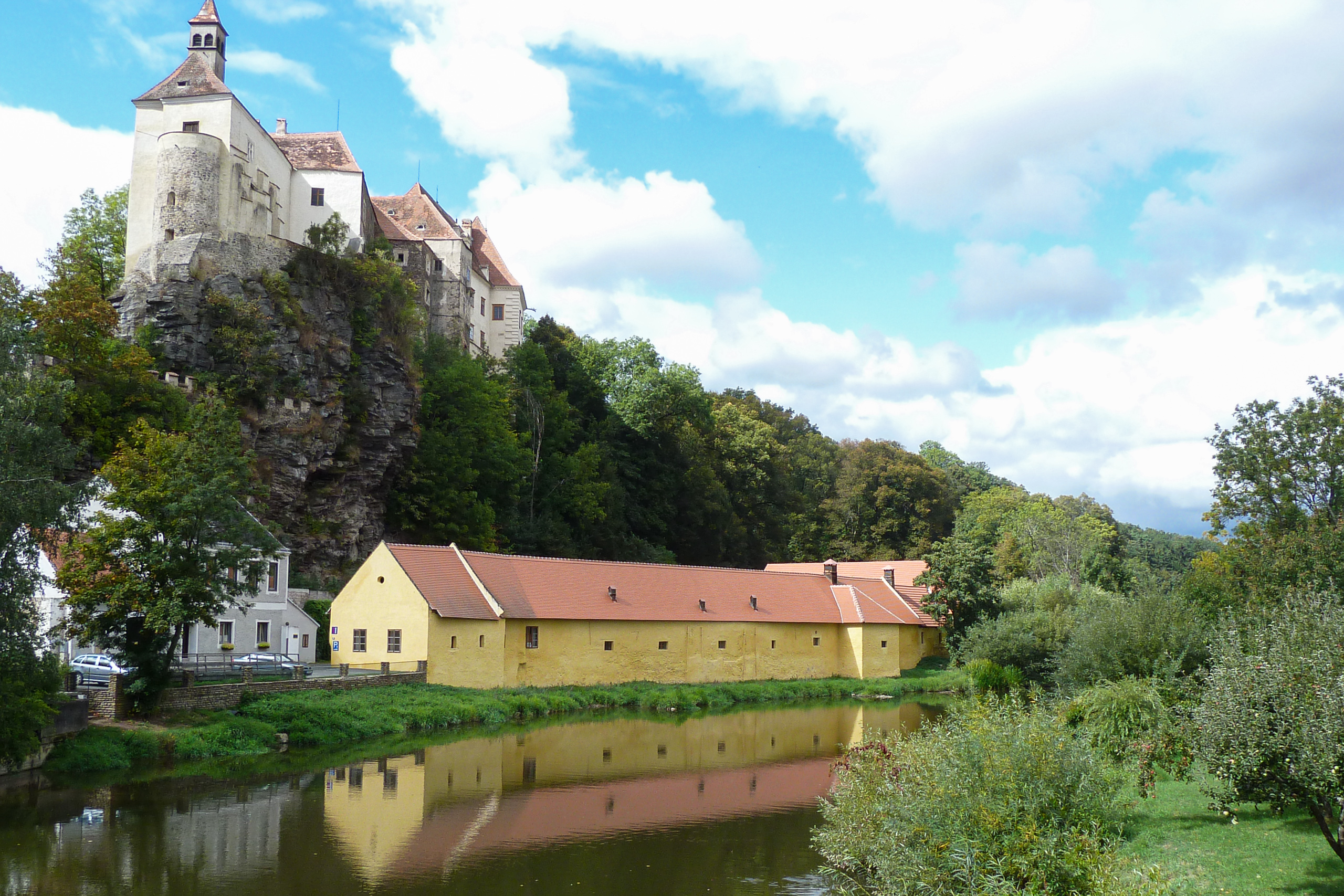 Schloss Raabs über der Thaya, im Wasser gespiegelt